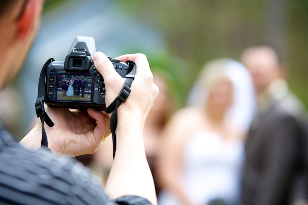 how to choose a wedding photographer